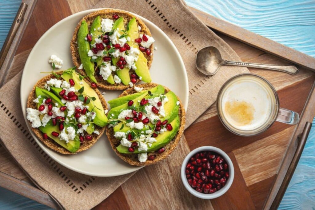 Tostadas con aguacate, granada y queso feta